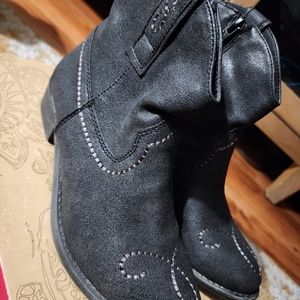 AMERICAN RAGE ANKLE BOOTIES. SIZE: 5.5